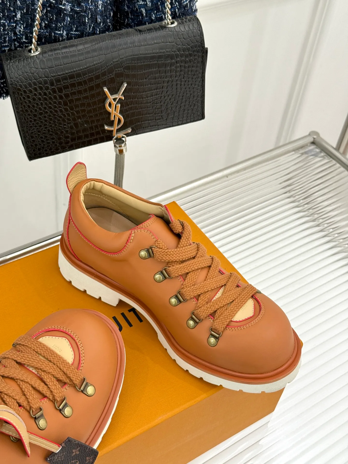 P720 LV Remix derby 25WF new product, the top version of couple's derby shoes, uses classic as the base color to reshape the fashion style✨ Various colors break the monotony. Black is cool, brown is retro, pink is sweet, and blue is fresh. Suitable for different styles of wear🎨 The delicate leather fits the foot shape and the shoelace details hide ingenuity. It is a fashion symbol of walking and steps on the forefront of the trend every step of the way. Start your own style journey🚶‍♀️ The fabric is made of first-layer cowhide, the inner pads are all sheepskin, the original molded custom TPU non-slip outsole size: Female: 35-41 (40/41 customized) Male: 39-46 (45/46 customized)